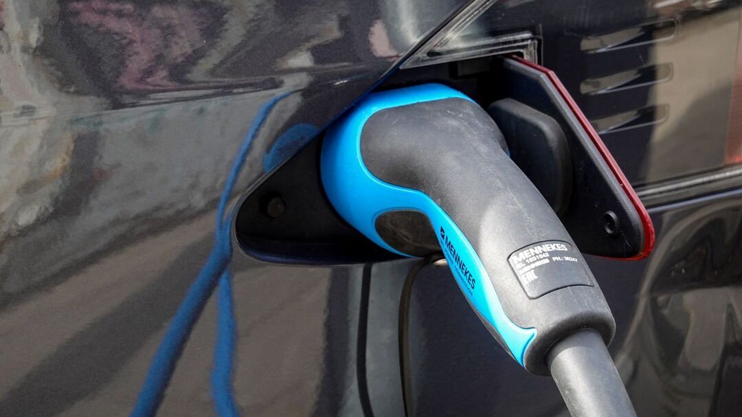 Ladestecker steckt in der Ladebuchse eines Elektroautos