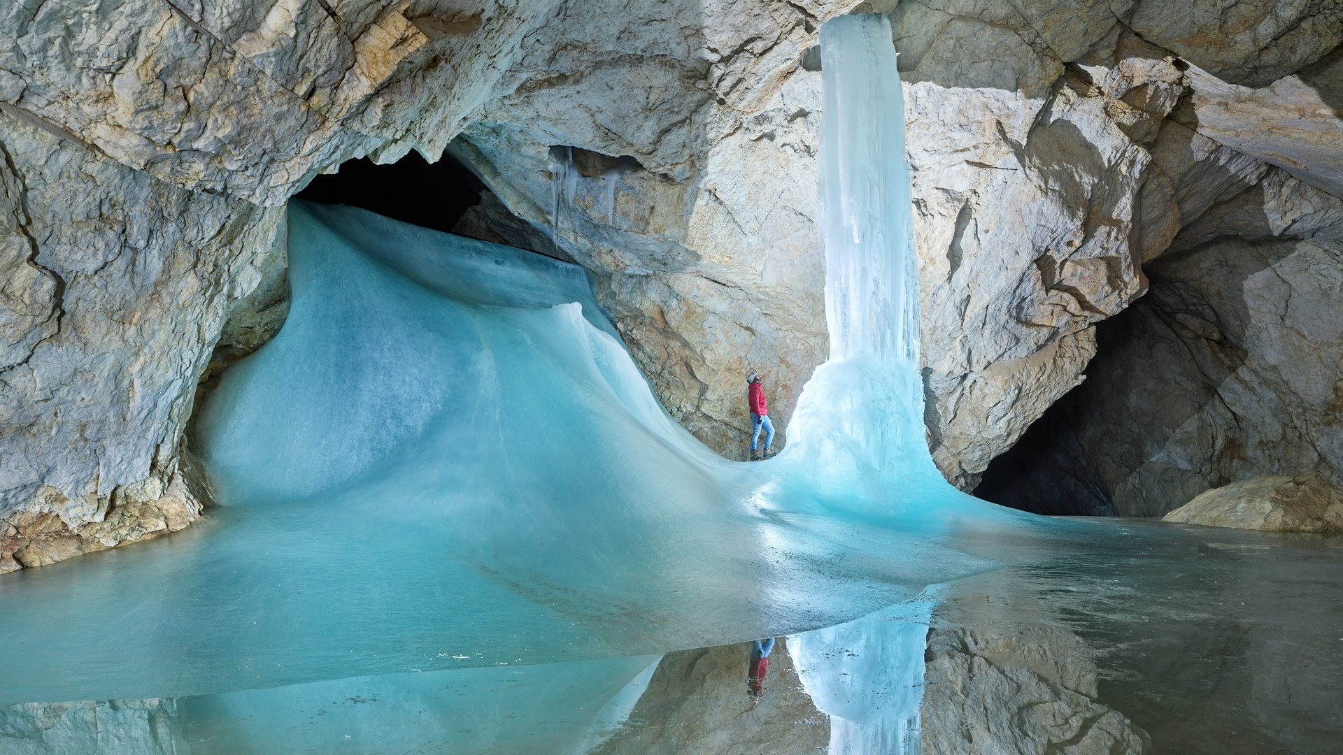 Höhle in der Eisriesenwelt mit gefrorenem Wasserfall