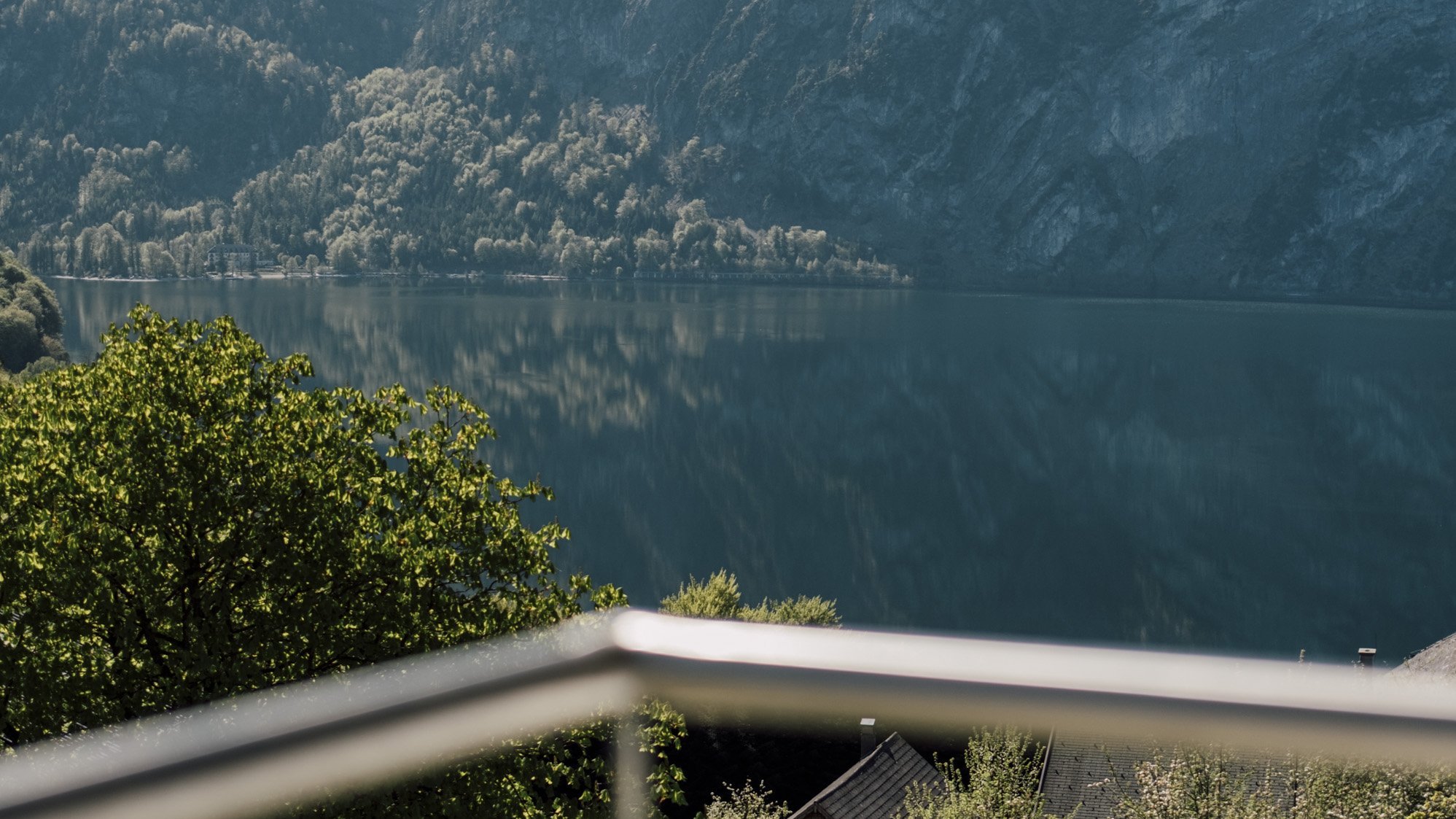 Ruhige Berglandschaft mit einem klaren See und spiegelnden Bergen im Hintergrund