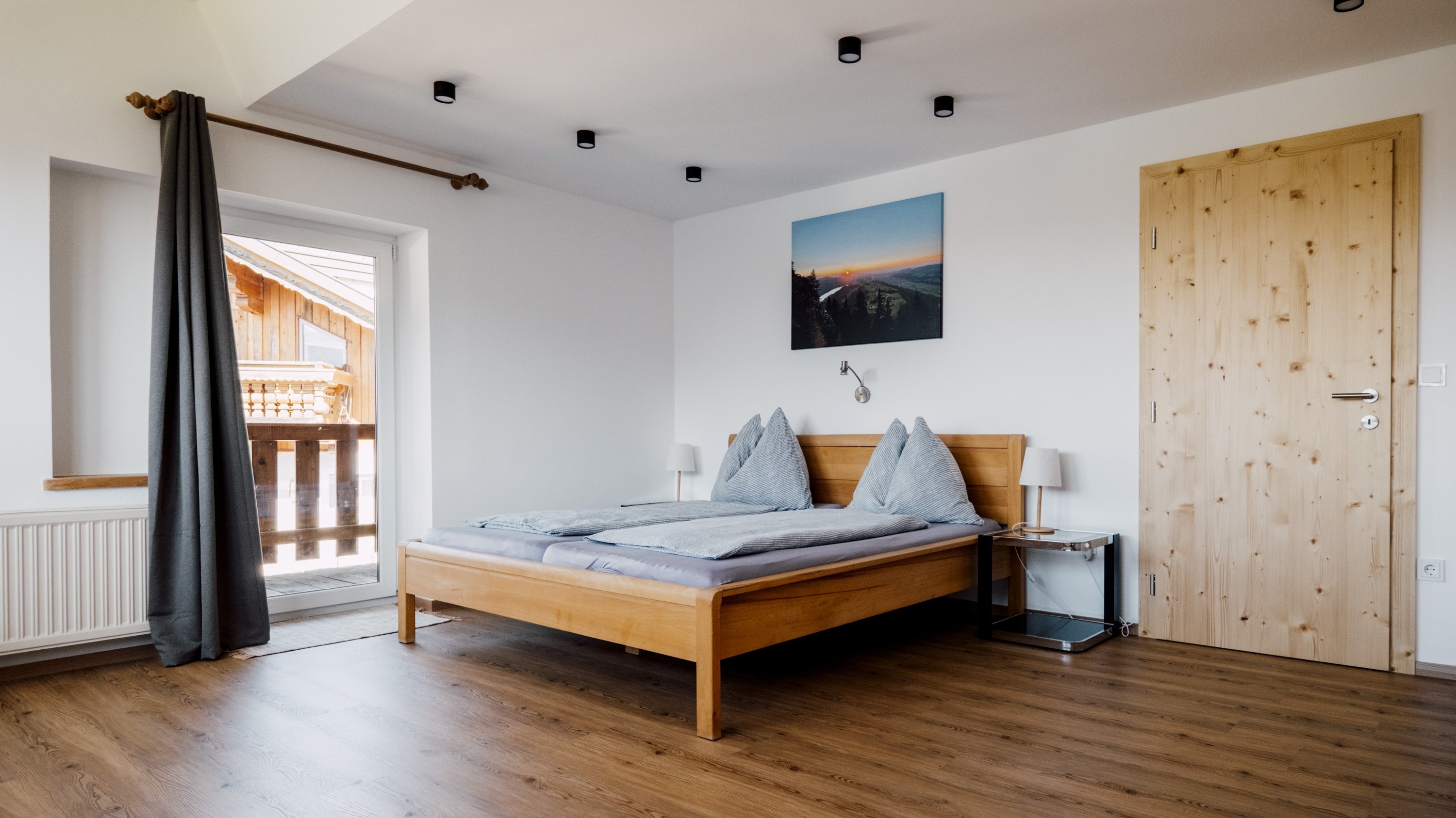 Gemütliches Schlafzimmer mit modernem Design, Holzbetten und viel natürlichem Licht